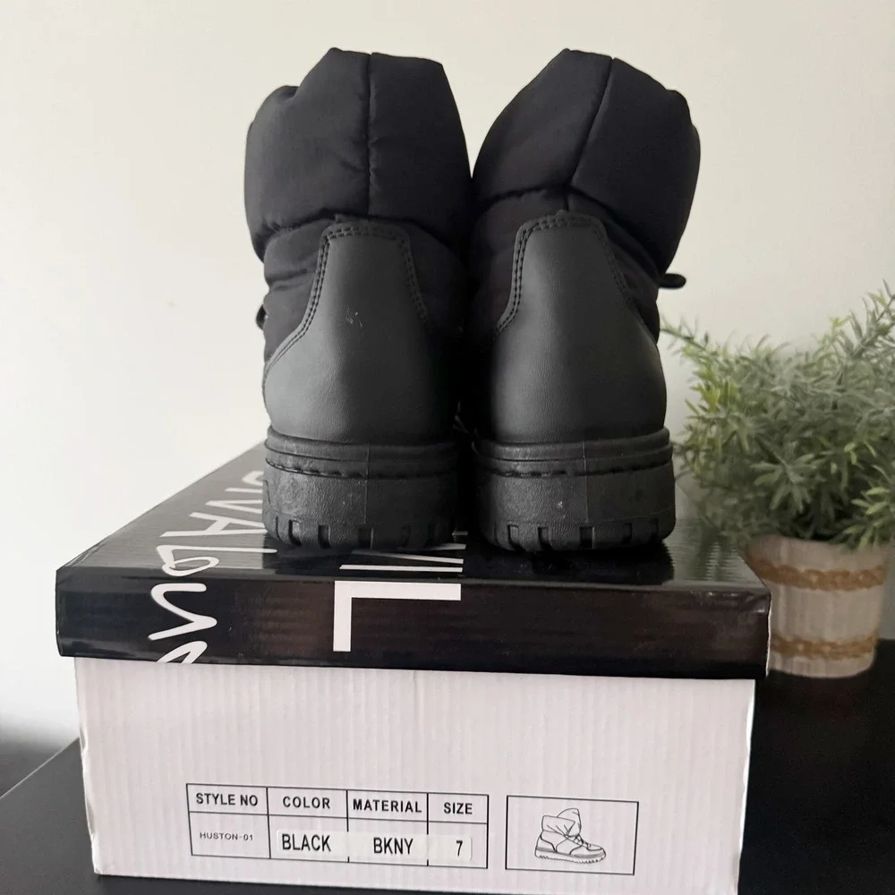 Wild Diva Lounge Huston 01 Black Puffer Ankle Boots Womens sz 7 gorpcore NIB New